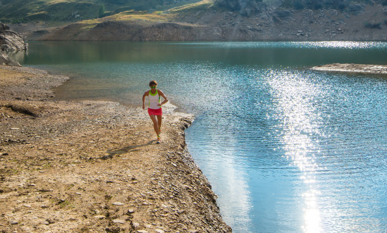 Trail sur les rives du lac de Serre-Ponçon Sunêlia