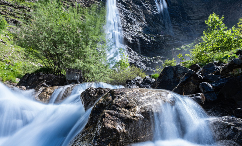 Cascade de la Pisse dans les Hautes-Alpes Sunêlia