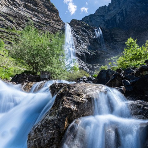 Cascade de la Pisse dans les Hautes-Alpes Sunêlia