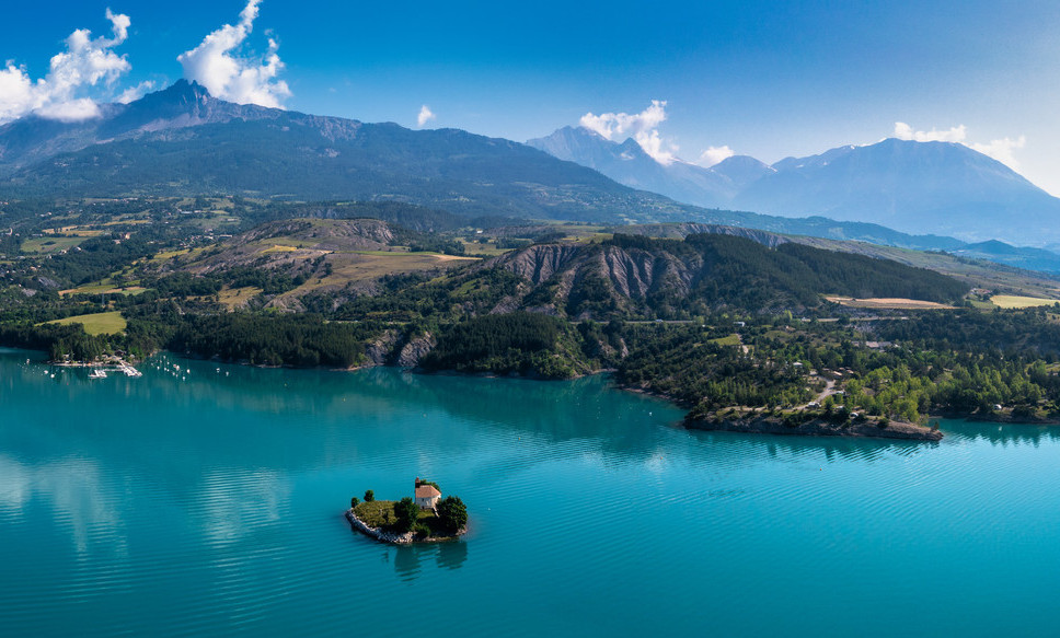 Vue du lac de Serre-Ponçon depuis le camping Sunêlia La Presqu'île