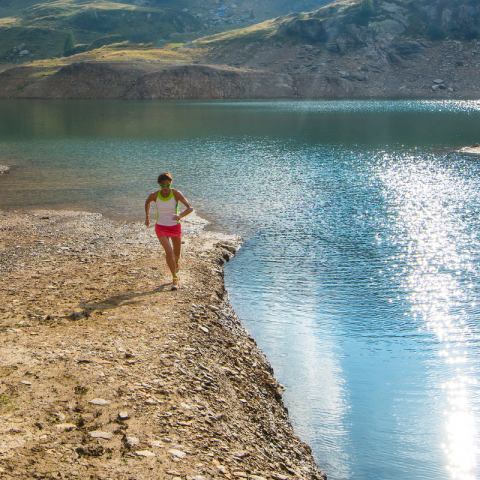 Trail sur les rives du lac de Serre-Ponçon Sunêlia