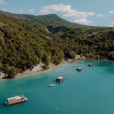 Sentier des Curattes au bord du lac de Serre-Ponçon Sunêlia